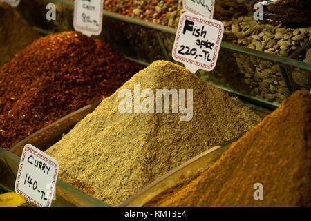 Spezie colorate su un mercato in Istanbul Foto Stock