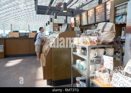 SHENZHEN, Cina - circa maggio, 2016: Starbucks in Shenzhen Bao An International Airport. Starbucks Corporation è un american coffee company e coffeeh Foto Stock