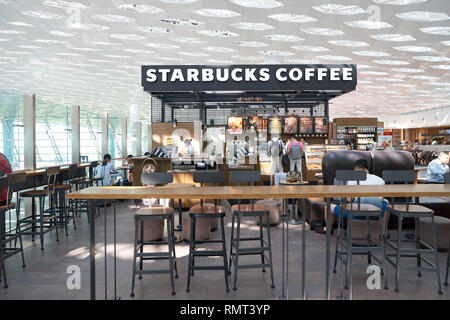 SHENZHEN, Cina - circa maggio, 2016: Starbucks in Shenzhen Bao An International Airport. Starbucks Corporation è un american coffee company e coffeeh Foto Stock