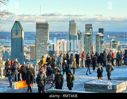 MONTREAL, Canada - 1 gennaio 2019 : vista panoramica del centro cittadino di Montreal in inverno da Mount Royal Chalet e persone a scattare foto e fare selfies Foto Stock