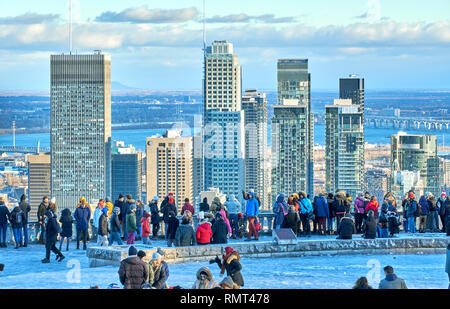 MONTREAL, Canada - 1 gennaio 2019 : vista panoramica del centro cittadino di Montreal in inverno da Mount Royal Chalet e persone a scattare foto e fare selfies Foto Stock