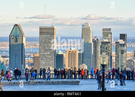 MONTREAL, Canada - 1 gennaio 2019 : vista panoramica del centro cittadino di Montreal in inverno da Mount Royal Chalet e persone a scattare foto e fare selfies Foto Stock