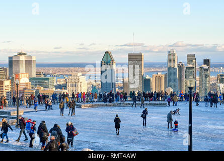 MONTREAL, Canada - 1 gennaio 2019 : vista panoramica del centro cittadino di Montreal in inverno da Mount Royal Chalet e persone a scattare foto e fare selfies Foto Stock