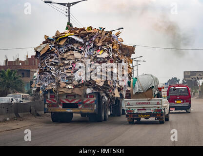 Kafr-El-Sheikh, Egitto - 13 Marzo 2014: un autocarro caricato con la voce di rifiuti per la discarica in Egitto. Foto Stock