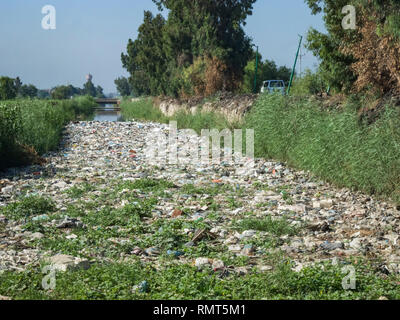 Kafr-El-Sheikh, Egitto - 2 Luglio 2014: un affluente del fiume Nilo nel Delta, completamente coperto con galleggianti di materiale plastico dell'inquinamento. Foto Stock