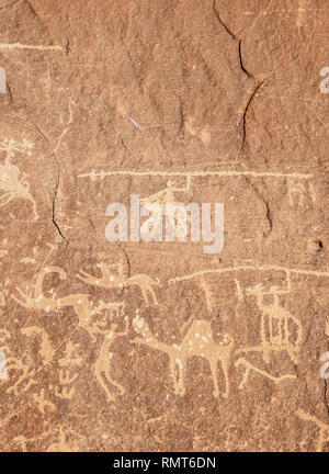 Incisioni rupestri a Wadi Rum, Governatorato di Aqaba, Giordania Foto Stock