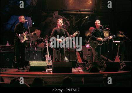 Musicista Dewey Bunnell e Gerry Beckley della banda America sono mostrati di eseguire i loro colpi per loro longtime tifosi durante un arresto di concerto nel 2000. Foto Stock