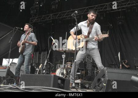 Scott e Seth Avett dei fratelli Avett sono mostrati esibirsi sul palco durante un 'live' aspetto di concerto. Foto Stock