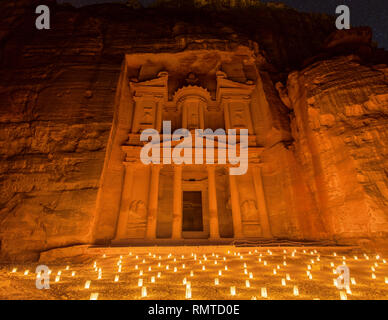 Il tesoro di Petra illuminato a lume di candela durante la notte Foto Stock