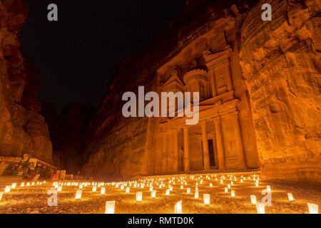 Il tesoro di Petra illuminato a lume di candela durante la notte Foto Stock