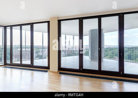 Bianco moderno loft vuoto interno dell appartamento con pavimento in parquet e finestre panoramiche, che si affaccia sulla città di Metropolis Foto Stock