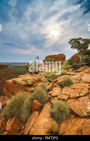 Escursionismo Kings Canyon al romantico tramonto, Watarrka National Park, il territorio del nord, l'australia Foto Stock