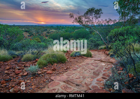 Escursionismo Kings Canyon al romantico tramonto, Watarrka National Park, il territorio del nord, l'australia Foto Stock