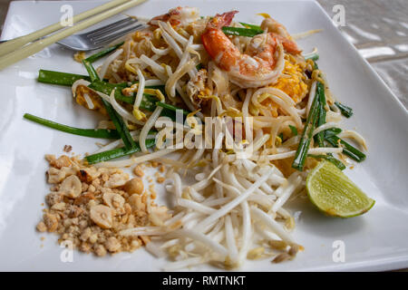 Gamberetti Paad Thai noodles, Infinity Ristorante, Ko Tao, Thaialnd Foto Stock