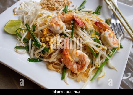 Gamberetti Paad Thai noodles, Infinity Ristorante, Ko Tao, Thaialnd Foto Stock