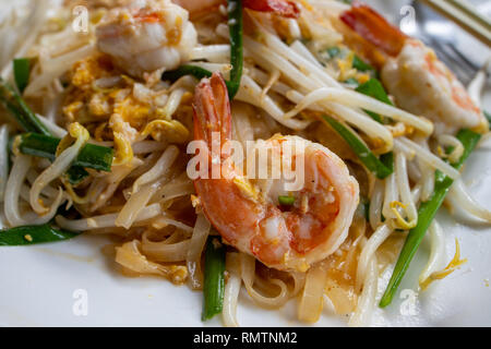 Gamberetti Paad Thai noodles, Infinity Ristorante, Ko Tao, Thaialnd Foto Stock