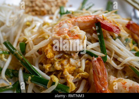 Gamberetti Paad Thai noodles, Infinity Ristorante, Ko Tao, Thaialnd Foto Stock