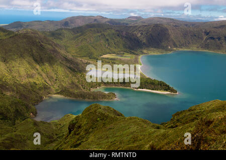 Vista di Lagoa do Fogo a Sao Miguel, Azzorre, Portogallo, su una chiara giornata di sole. Foto Stock