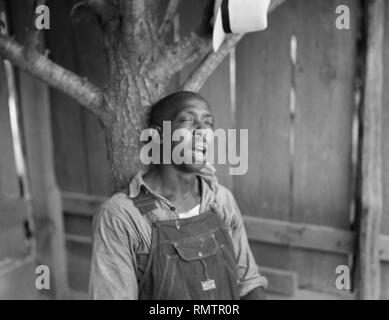 Uomo dorme contro albero, Firenze County, South Carolina, Stati Uniti d'America, Farm Security Administration, 1938 Foto Stock