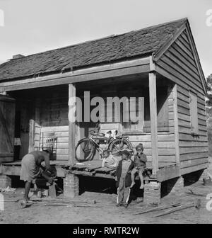 La famiglia sul portico rurale della cabina, vicino a Charleston, Carolina del Sud, Stati Uniti d'America, Marion Post Wolcott, Farm Security Administration, Dicembre 1938 Foto Stock