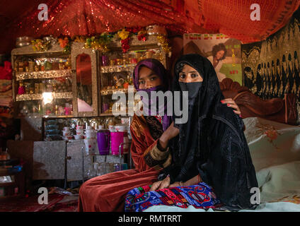 Ritratto di tribù Rashaida donne velate dentro la loro casa, Stato di Kassala, Kassala, Sudan Foto Stock