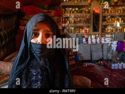 Ritratto di tribù Rashaida velata ragazza dentro casa sua, Stato di Kassala, Kassala, Sudan Foto Stock