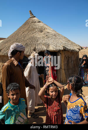 Rashaida persone nel loro villaggio, Stato di Kassala, Kassala, Sudan Foto Stock