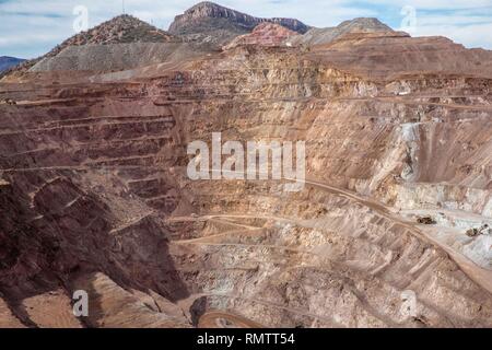 Vista panoramica della miniera a cielo aperto in miniera d'oro in Sonora, Messico. vista panoramica del Tajo un cielo abiernto en mina de oro en Sonora, Messico. Foto Stock