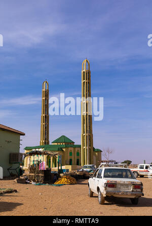 Auto parcheggiata di fronte a una moschea, Stato di Khartoum, Khartoum, Sudan Foto Stock