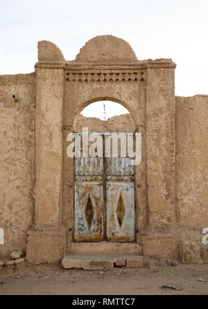 Porta vecchia di un abandonned mudbrick house, Stato settentrionale, Al-Khandaq, Sudan Foto Stock