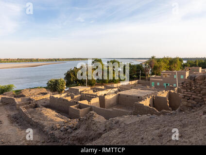 Vecchio mudbrick Case sul fiume Nilo, Stato settentrionale, Al-Khandaq, Sudan Foto Stock