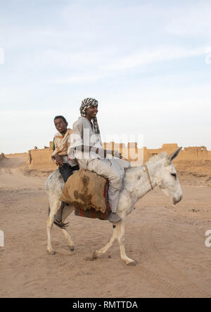 Uomini sudanesi cavalcando un asino, Stato settentrionale, Al-Khandaq, Sudan Foto Stock