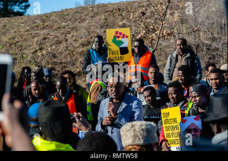 Un gruppo di dimostranti sono visto in piedi di fronte alla Corte penale internazionale edificio durante la protesta. Il comitato di coordinamento "udan Unite" nei Paesi Bassi per sostenere i sudanesi organizzato a marzo la Corte penale internazionale situato a L'Aia, in solidarietà con la rivoluzione in Sudan. Le persone si sono riunite a Malieveld e da lì la dimostrazione ha camminato per la Corte penale internazionale. Ci hanno chiesto l arresto di al-Bashir e tutti gli altri criminali, li costringono a stare in giudizio presso la Corte penale internazionale, aprire nuove indagini nella corrente di crimini contro h Foto Stock