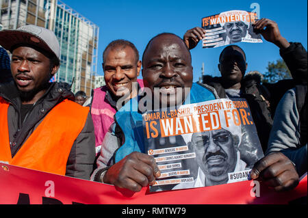 I dimostranti sono visti tenendo cartelloni durante la dimostrazione. Il comitato di coordinamento "udan Unite" nei Paesi Bassi per sostenere i sudanesi organizzato a marzo la Corte penale internazionale situato a L'Aia, in solidarietà con la rivoluzione in Sudan. Le persone si sono riunite a Malieveld e da lì la dimostrazione ha camminato per la Corte penale internazionale. Ci hanno chiesto l arresto di al-Bashir e tutti gli altri criminali, li costringono a stare in giudizio presso la Corte penale internazionale, aprire nuove indagini nella corrente di crimini contro l umanità e di interrompere le deportazioni di sudanesi nel Foto Stock