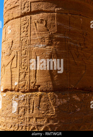 Colonna con geroglifici e rilievi in Amon tempio, la Nubia, Naqa, Sudan Foto Stock