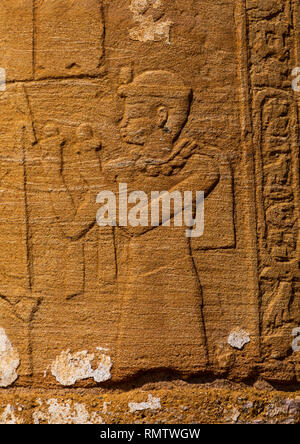 Colonna con geroglifici e rilievi in Amon tempio, la Nubia, Naqa, Sudan Foto Stock