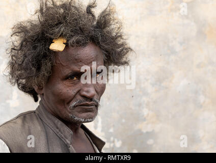 Ritratto di una tribù Beja uomo con un pettine di legno nei capelli, rosso lo stato del Mare, Porto Sudan Sudan Foto Stock