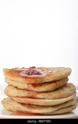 Oat pancake con marmellata di fragole sulla parte superiore. Spazio di copia Foto Stock