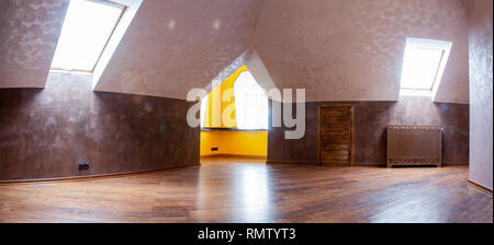 Svuotare nuova stanza in casa moderna con mansarda windows Foto Stock
