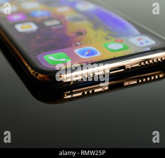 Parigi, Francia - Set 25, 2018: Nuovo iPhone Xs e Xs Max modello dello smartphone da Apple Computer vicino il connettore di illuminazione di close-up di macro golden versione - macro foto artistiche Foto Stock