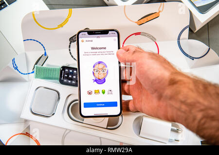 Parigi, Francia - Sep 24, 2018: Unboxing di iPhone Xs Max con dimostrazione di Messaging App con il nuovo Animoji Memoji presenta personaggi - augmented reality comunicazione creano molto proprio Foto Stock