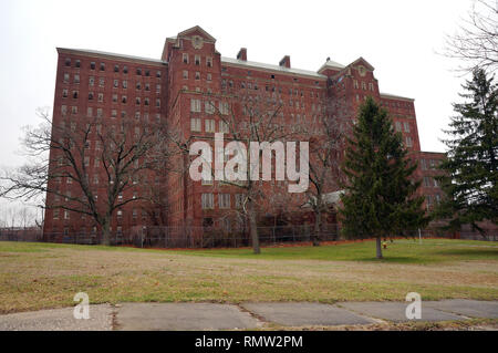 Abbandonato Red Brick Psychiatric Hospital edificio 93 a Kings Park Centro psichiatrico Foto Stock