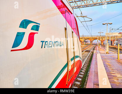 Asti, Italia - Gennaio 1, 2019. Un treno di Trenitalia in un italiano stazione ferroviaria al tramonto. Asti, Piemonte, Italia. Foto Stock