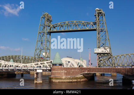 Ponte di Rotterdam Paesi Bassi chiamato Koningshavenbrug, noto anche come De Hef. Usato in precedenza per un treno di collegamento tra Rotterdam e Br Foto Stock