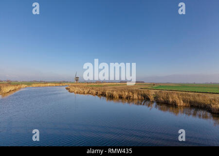 Il mulino a vento Achterlandse molen vicino al villaggio olandese di Groot-Ammers nella regione Alblasserwaard - Immagine Foto Stock