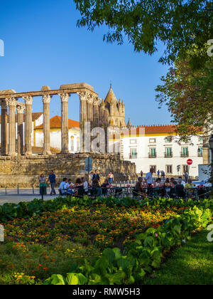 Il Tempio Romano di Évora, noto anche come il Templo de Diana, antica epoca romana tempio nella città di Evora, Portogallo. Foto Stock