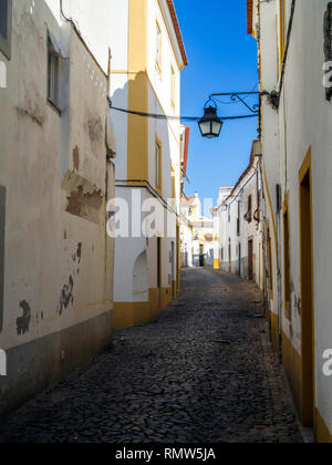 Una scena di strada in Evora, un epoca romana la città e capitale della provincia di Alentejo, Portogallo. Foto Stock