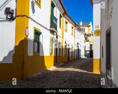 Una scena di strada in Evora, un epoca romana la città e capitale dell'Alentejo, in Portogallo. Foto Stock