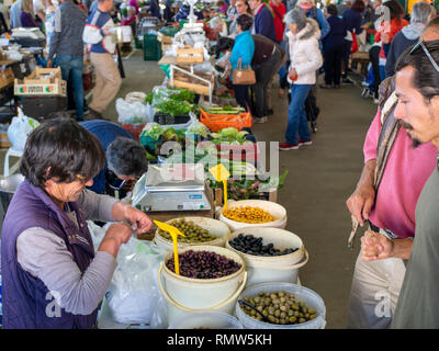 Comprare olive al mercato agricolo di Lagos, operativo ogni sabato in un magazzino alla stazione degli autobus. Foto Stock
