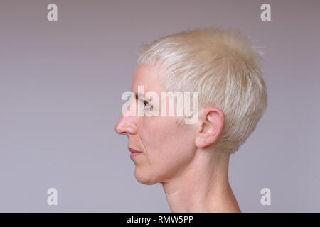 Lato vicino su Ritratto di una donna di mezza età con un look neutro Foto Stock